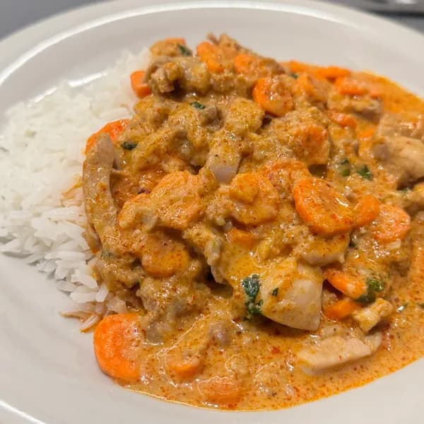 Lårfilé i Panang-kokos med morötter - enkelt recept från MatVeckan